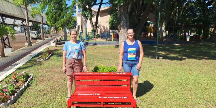 Banco Vermelho é instalado para alertar sobre a violência contra a mulher